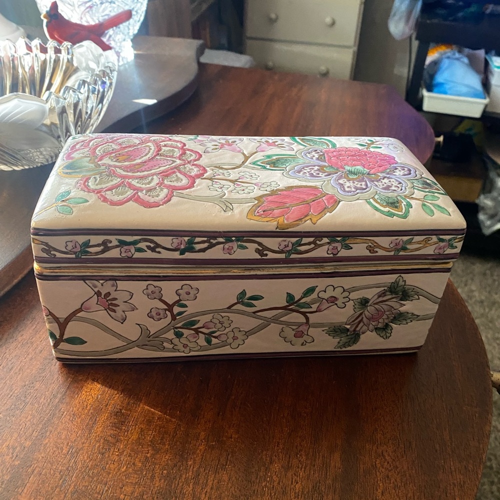 Vintage Chinese porcelain dresser box, with lid. Beautiful colors